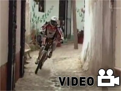 Κατάβαση σε στενά σοκάκια πόλης του Μεξικό